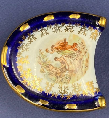 Миниатюрная фарфоровая шкатулочка.