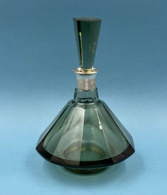 Изысканный графин в стиле Ар-деко, изготовленный в 1920–1930-х годах.