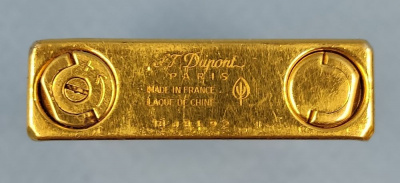 Газовая зажигалка марки "S.T.Dupont".