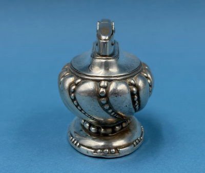 Знаменитая винтажная настольная зажигалка «Crown» от компании "Ronson", выпущенная в Великобритании в 1950–1960-х годах.