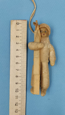 Ёлочная игрушка СССР "Мальчик с лыжами", 1940 г.