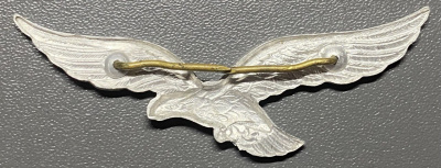 Знак с крыльями орла.