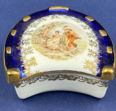 Миниатюрная фарфоровая шкатулочка.