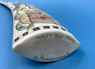 Изделие из бивня моржа "гр.Мейныринтына Н. С.Нешкан.1991г".