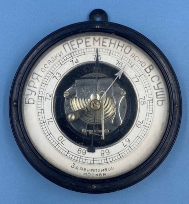 Настенный барометр.
