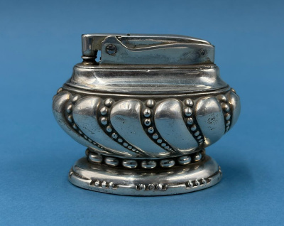 Знаменитая винтажная настольная зажигалка «Crown» от компании "Ronson", выпущенная в Великобритании в 1950–1960-х годах.