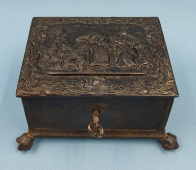 Шкатулка "Танцы". Каслинское литьё, 1905 год. Формовщик Е.Востротинъ.