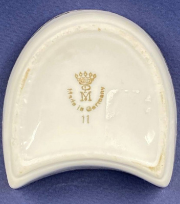 Миниатюрная фарфоровая шкатулочка.