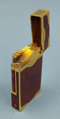 Газовая зажигалка марки "S.T.Dupont".