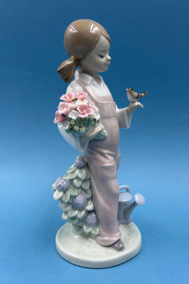Фарфоровая статуэтка "Весна пришла" испанской мануфактуры "Lladro".