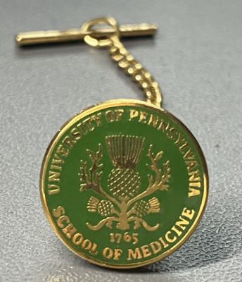 Знак "University of Pennsylvania  School of Medicine 1765".