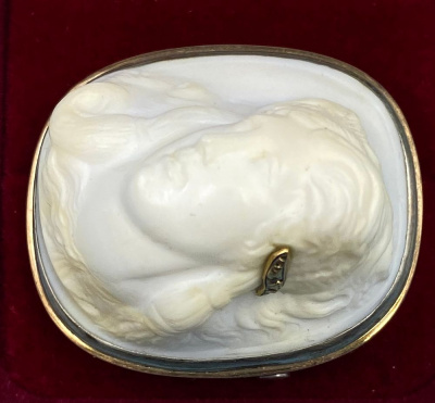 Серебряная брошь "Камея".