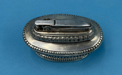 Классическая настольная бензиновая зажигалка "Ronson" в стиле "Queen Anne".