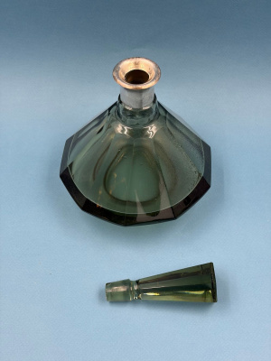 Изысканный графин в стиле Ар-деко, изготовленный в 1920–1930-х годах.