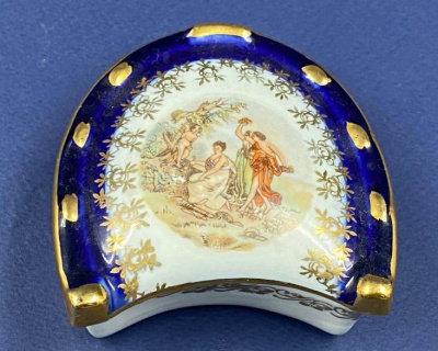 Миниатюрная фарфоровая шкатулочка.