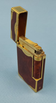 Газовая зажигалка марки "S.T.Dupont".