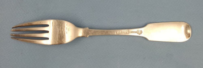 Серебряная вилка 1859 года фирмы "Сазиковъ".