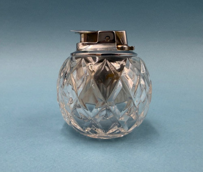 Коллекционная настольная зажигалка, изготовленная знаменитой англо-американской компанией "Ronson" во второй половине 1950-х — 1960-х гг.