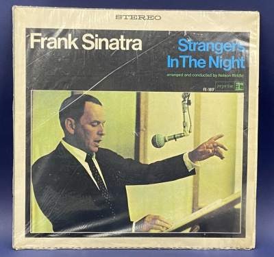 Виниловая пластинка Frank Sinatra "Strangers in the hight".