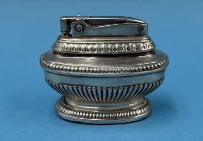Классическая настольная бензиновая зажигалка "Ronson" в стиле "Queen Anne".