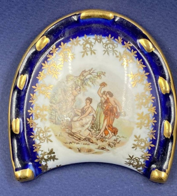 Миниатюрная фарфоровая шкатулочка.