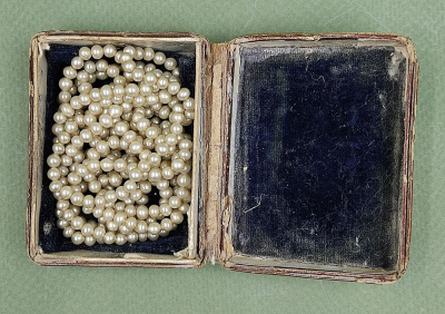 Подарочная бархатная коробочка с жемчугом 1878 года.