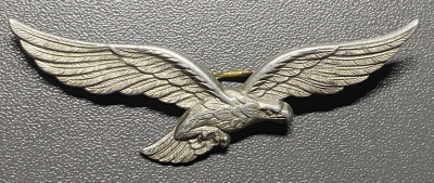 Знак с крыльями орла.