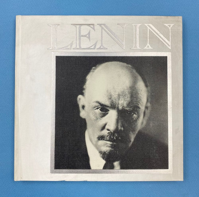 V.Zevin, G.Golikov "Lenin.Vida y obra". (В.Зевин, Г.Голиков "В.И.Ленин. Жизнь и деятельность").