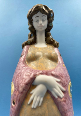 Фарфоровая статуэтка "Беременная девушка", "Lladro".