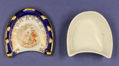 Миниатюрная фарфоровая шкатулочка.