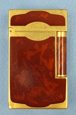 Газовая зажигалка марки "S.T.Dupont".