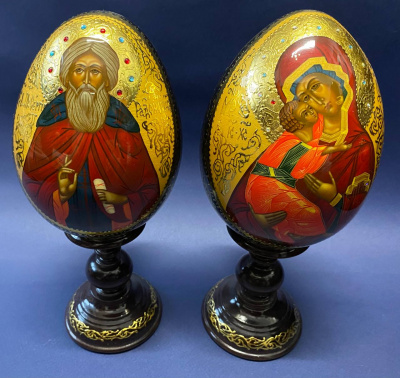 Пасхальные  яйца на подставке «Сергий Радонежский» и «Богородица».