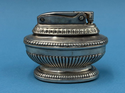 Классическая настольная бензиновая зажигалка "Ronson" в стиле "Queen Anne".