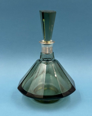 Изысканный графин в стиле Ар-деко, изготовленный в 1920–1930-х годах.