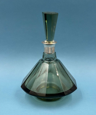 Изысканный графин в стиле Ар-деко, изготовленный в 1920–1930-х годах.